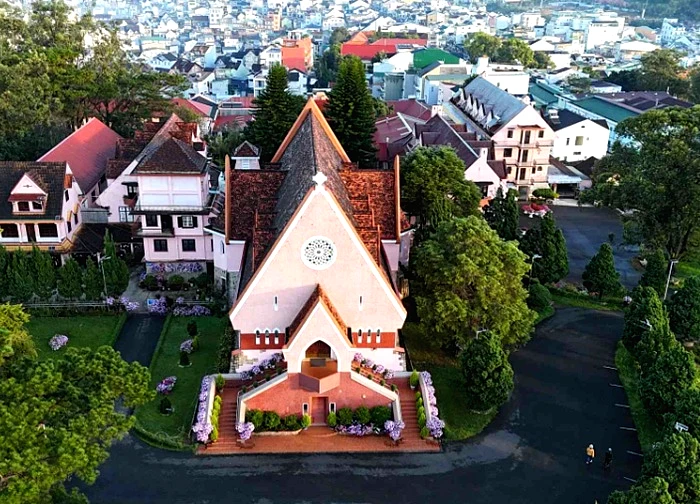 Vẻ khác lạ của nhà thờ Mai Anh khi nhìn từ trên cao