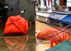Hai ôtô phủ bạt kín mít của gia đình Thái Nguyên trôi theo dòng lũ