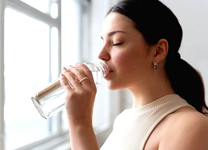 Người đàn ông uống hơn 10 lít nước mỗi ngày nhưng vẫn không thấy đủ