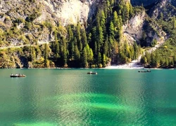 Sắc Thu bên hồ Lago di Braies ở Ý