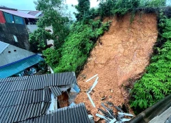 Sạt lở đất vùi lấp khu trọ ở Thái Nguyên, một nam sinh tử vong