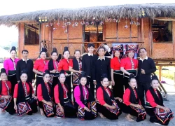 [Ảnh] Du khách tham quan, trải nghiệm không gian văn hóa dân tộc Lào-Khơ Mú tại Sơn La