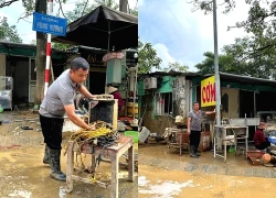 Chàng trai bán cơm bụi kể giây phút sinh tử cứu bà cụ mắc kẹt trong lũ dữ