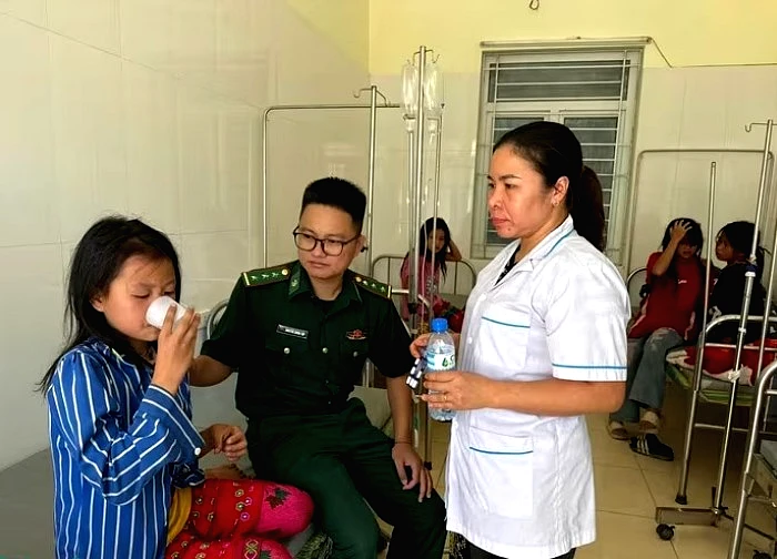 Đồn Biên phòng Sơn Vĩ phối hợp tổ chức cấp cứu kịp thời 10 học sinh bị ong rừng đốt