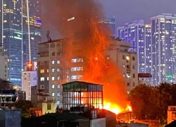 Khởi tố chủ nhà hai lần đốt rác trên tầng thượng gây cháy lan tại đường Đê La Thành