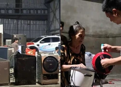 Thợ sửa đồ điện tử miễn phí nhận quà cảm ơn đặc biệt của dân vùng ngập