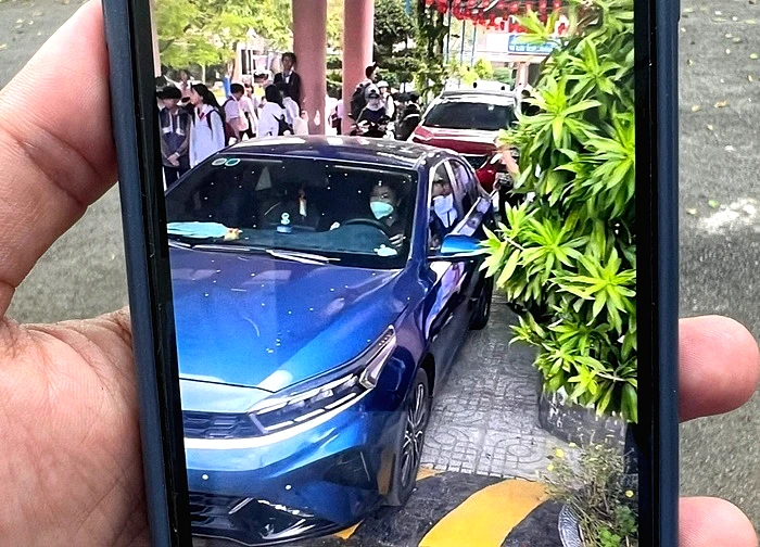 Xác minh đoàn ô tô chen lấn với hàng trăm học sinh trong sân trường ở TPHCM