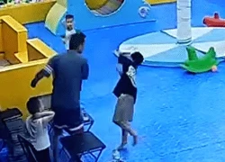 Bé trai 8 tuổi ở Hà Nội bị người lớn tát ù tai trong khu vui chơi