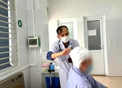 Đầu lở loét, chảy mủ vì tin lời người quen đắp lá chữa zona thần kinh