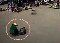 Người phụ nữ ngồi trong chợ bị ô tô khách cán qua