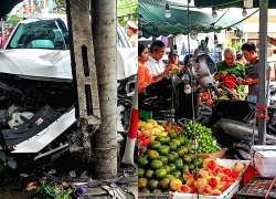 Nữ tài xế lái ô tô húc văng xe máy lên sạp trái cây, lao thẳng vào trụ điện