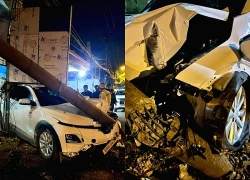 Ô tô mất lái tông gãy cột đèn chiếu sáng ở TPHCM