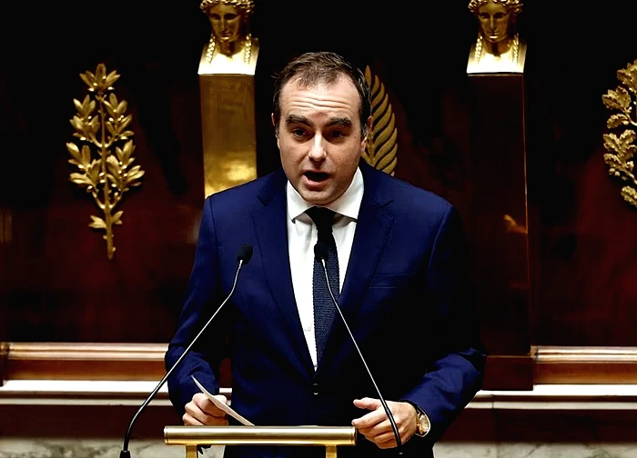 Thủ tướng Pháp vượt qua bỏ phiếu bất tín nhiệm