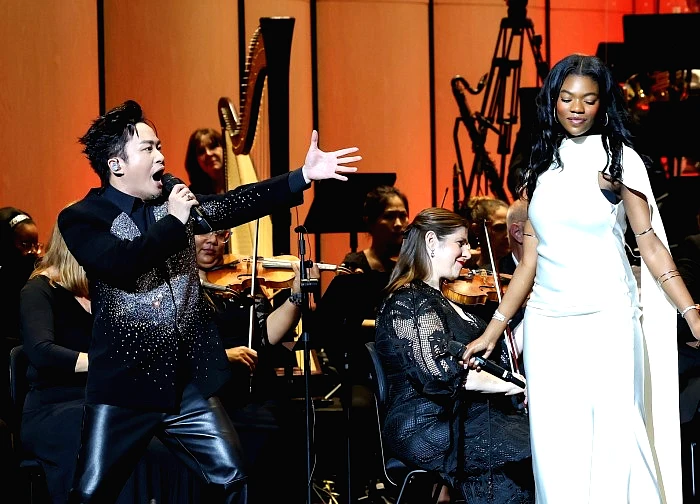 Tùng Dương xuất thần khi song ca tác phẩm kinh điển với ca sĩ thần tượng Mỹ 17 tuổi