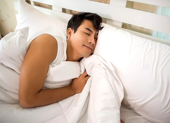 Đến nhà vợ sắp cưới, tôi sững sờ thấy người đàn ông lạ cởi trần trên giường