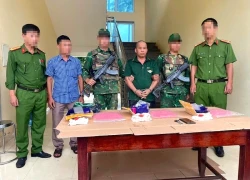 Biên phòng quật ngã người đàn ông đi mô tô, phát hiện bí mật trong bao tải