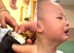 Phát hiện túi quần học sinh có vết dầu kỳ lạ, cô giáo mầm non lại xem rồi xúc động: Em là đứa bé hiếu thảo!