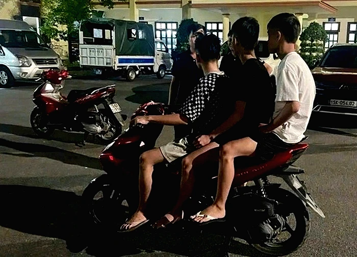 Tạm giữ nhóm "quái xế" xịt hơi cay tấn công người đi đường ở Hải Phòng