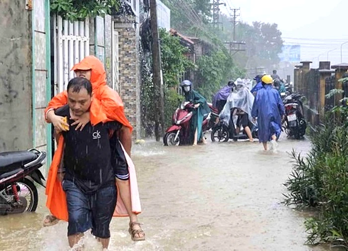 Bão số 12 suy yếu thành áp thấp nhiệt đới, miền Trung bắt đầu mưa lớn