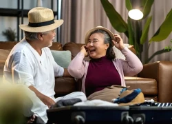 Bố mẹ tôi bỗng dưng vay hàng chục triệu để đi du lịch: Sống tiết kiệm quá lâu nên khi cánh cửa mở ra liền bị cuốn vào