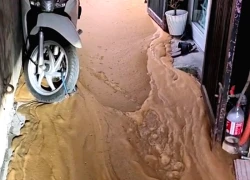 Bùn lỏng bất ngờ phun trào kín lối đi, người dân ở một ngõ phố Hà Nội sửng sốt