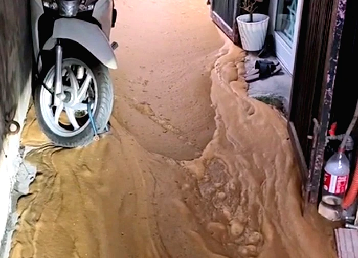 Bùn lỏng bất ngờ phun trào kín lối đi, người dân ở một ngõ phố Hà Nội sửng sốt