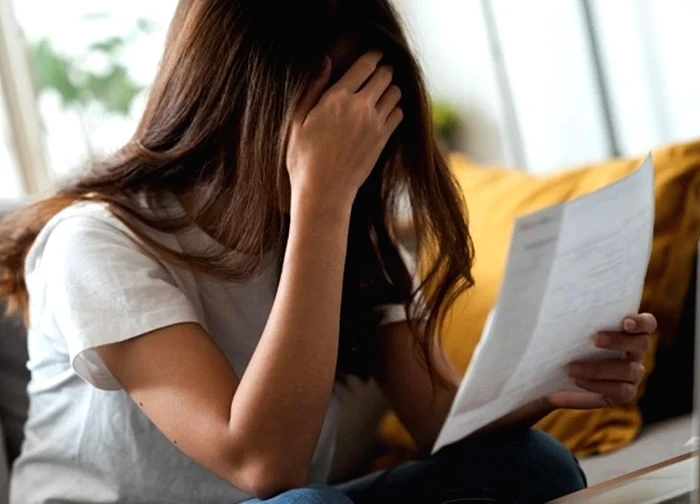 Mẹ tôi lên chơi với cháu nhưng đột nhiên biến mất, 2 ngày sau bà nhắn cho tôi đúng 1 dòng: "Cẩn thận chồng con"