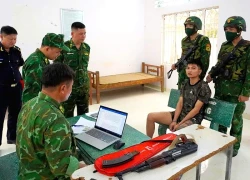 Nam thanh niên mang theo súng AK khi làm thủ tục xuất cảnh sang Campuchia