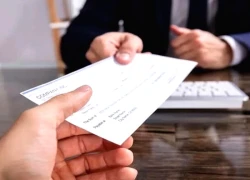 Người phụ nữ ở Hà Nội bị tố cáo dùng "tấm séc 160 triệu USD" để lừa đảo