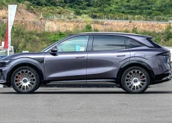 SUV hạng D công suất 784 mã lực, trang bị tối tân, giá hấp dẫn