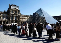 Trang sức bị đánh cắp tại Bảo tàng Louvre có giá trị hơn 100 triệu USD
