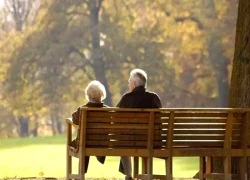 Về hưu, chúng tôi mới hiểu căn nhà vẫn đủ người, nhưng bữa cơm gia đình đã vắng từ lâu
