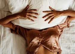 Vì sao phụ nữ mãn kinh dễ tăng cân, mất ngủ và trầm cảm?