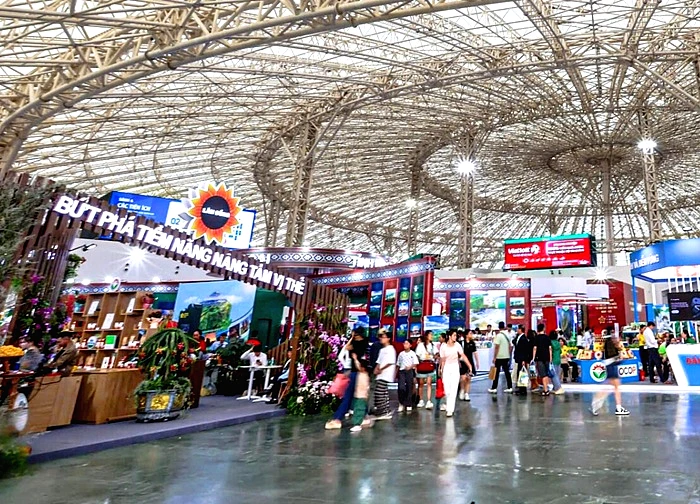 Ấn tượng nhà sàn Sơn La, thác Bản Giốc Cao Bằng giữa 'Siêu hội chợ 6 nhất'