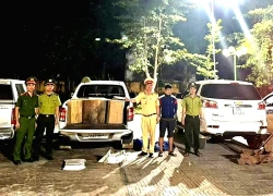 Cảnh sát tuần tra phát hiện ô tô vận chuyển gỗ rừng tự nhiên