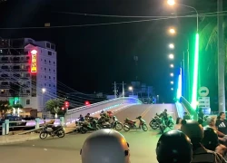 Hai anh em ruột bị đâm gục trên cầu trong đêm
