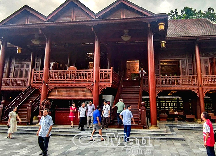 Ngôi nhà sàn gỗ lim nguyên khối lớn nhất Việt Nam