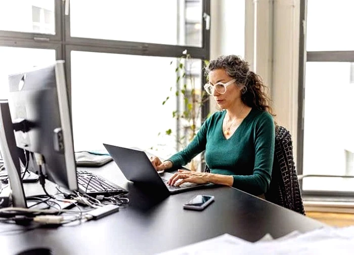 Ngồi quá lâu gây hại sức khỏe, làm thế nào khắc phục?