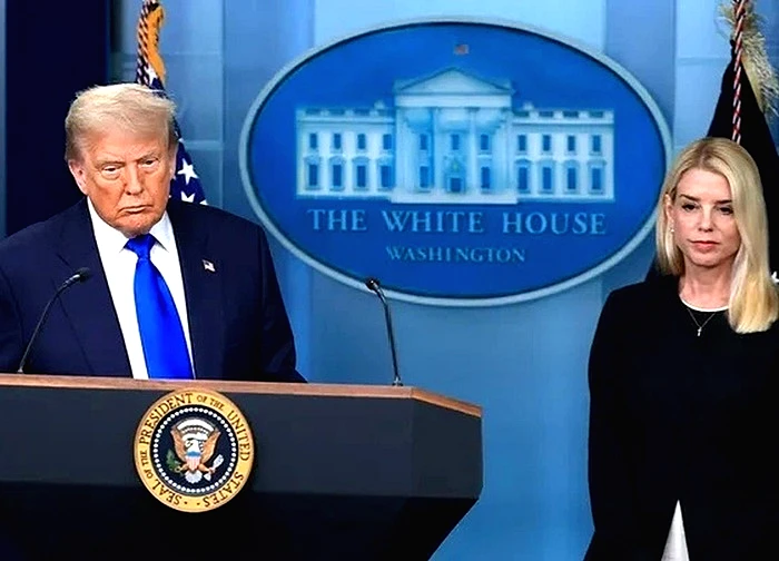 Tổng thống Trump "đứng hình" vì phát âm của phóng viên nước ngoài