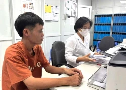 Tự điều trị bệnh da, người đàn ông nằm cáng vì tổn thương khớp nghiêm trọng