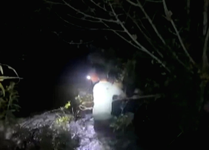 15 phút vật lộn cứu người đàn ông bị lũ cuốn trôi trong đêm