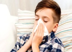 Bé 4 tuổi co giật, viêm não do cúm A: Cảnh báo biến chứng nguy hiểm mùa giao mùa
