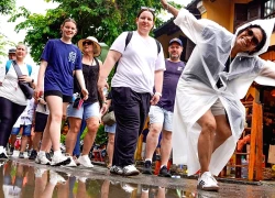 Khách nước ngoài tấp nập trở lại phố cổ Hội An