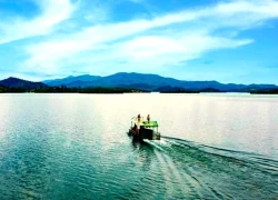 Khám phá hồ nước nhân tạo đẹp như tranh ở cao nguyên Lâm Đồng