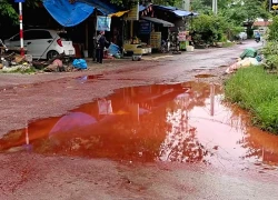 Thái Nguyên: Cả một khu vực bị phủ lớp chất lỏng đỏ như máu, bốc mùi hắc
