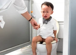 Trẻ đi ngoài phân đen, nôn ra máu là bệnh gì, có nguy hiểm không?