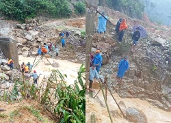 Thót tim hành trình đưa cô giáo mang thai 37 tuần vượt lũ dữ đến cơ sở y tế