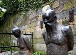 Vì sao bức tượng ở tư thế quỳ gối cúi đầu bị du khách đánh tát liên tục?