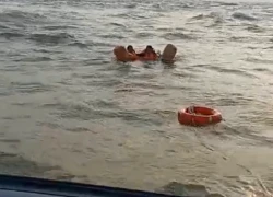 Cứu sống 2 thuyền viên tàu đánh cá trôi lênh đênh trên biển