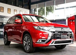 CX-8 đọ nội thất xa xỉ và giá thành với Outlander, dân mê xe khó cưỡng